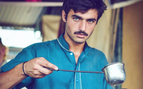 arshad-khan-pakistan-model-chai-wala-large_trans