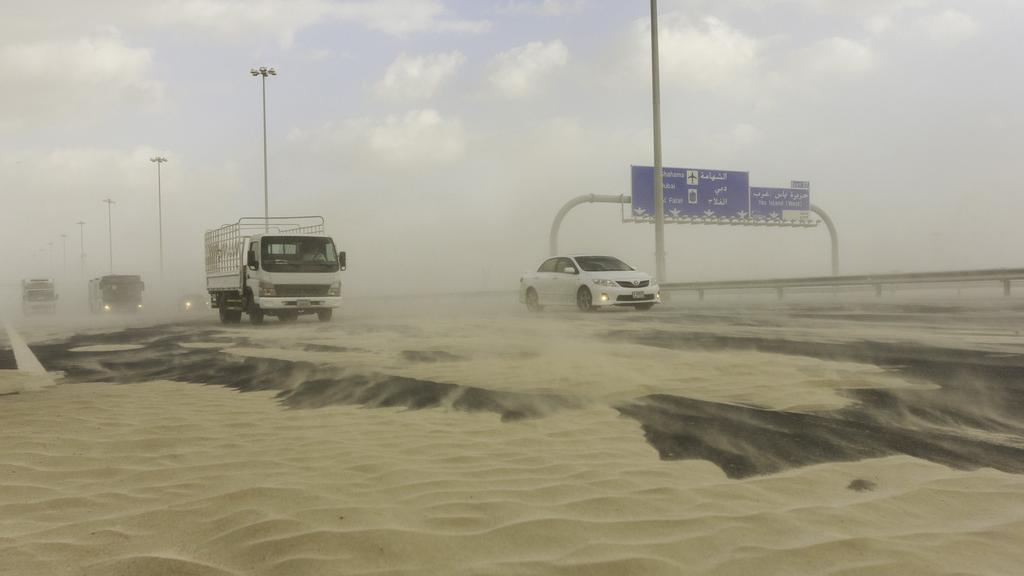 Шторм в эмиратах. Абу Даби песчаные бури. Песчаная буря в Дубае. Пыльная буря в Дубае. Абу Даби пыльная буря.